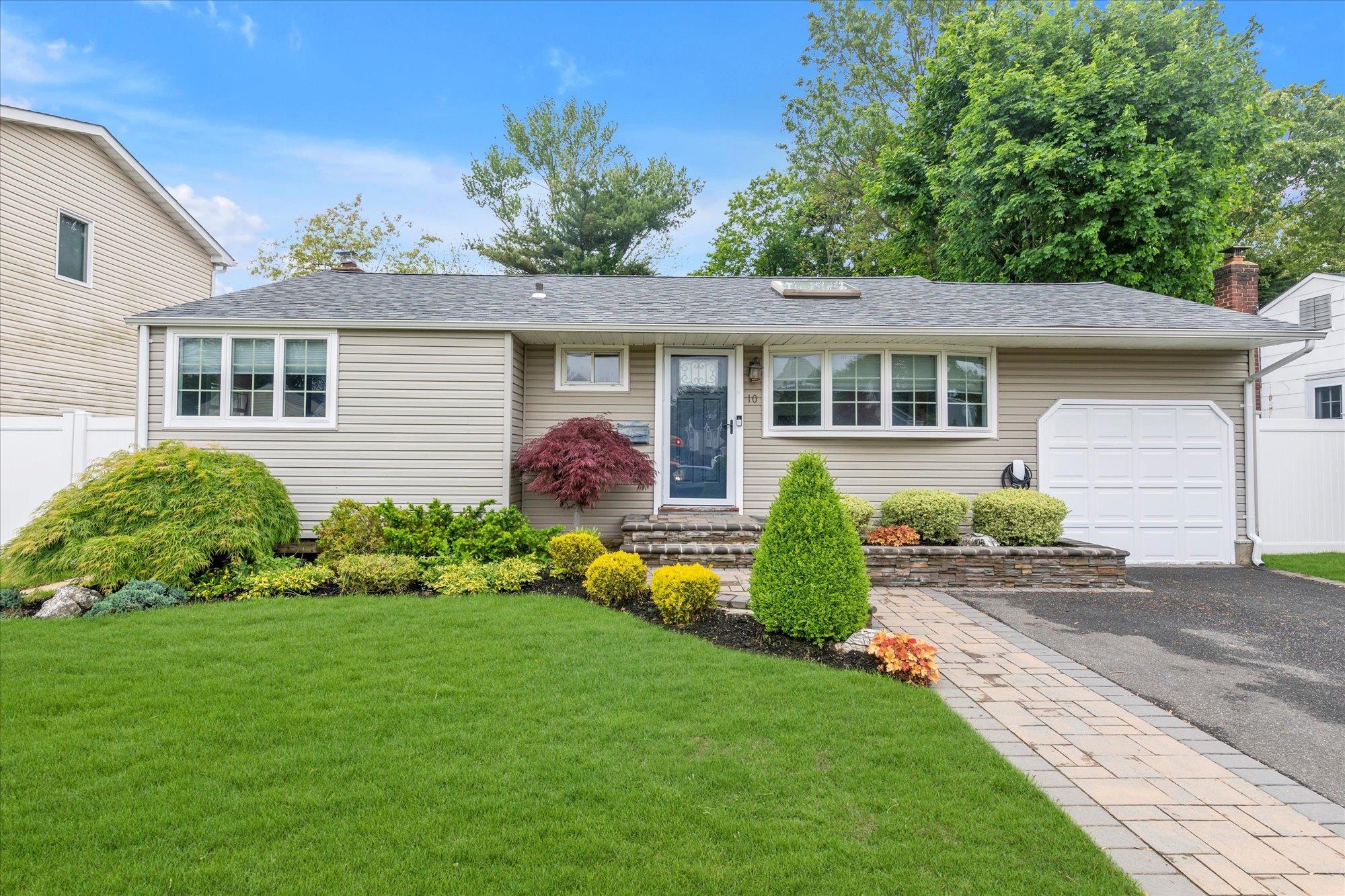 10 Park Drive, Old Bethpage, New York image 1