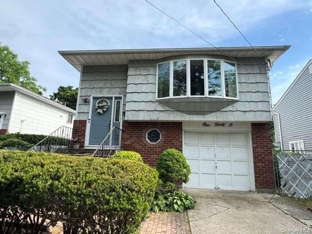 Photo of 140-B Union Avenue, Lynbrook, NY 11563 (MLS # 1012685)