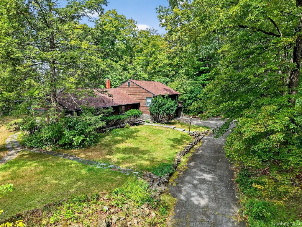 Photo of 19 Ridgeview Road, Poughkeepsie, NY 12603 (MLS # 922716)