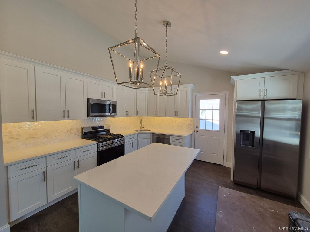 Photo of 1550 N Gardiner Drive, Bay Shore, NY 11706 (MLS # 958688)