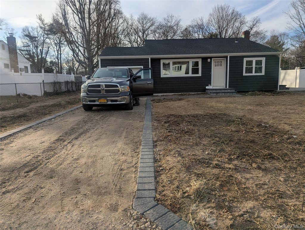 Photo of 1550 N Gardiner Drive, Bay Shore, NY 11706 (MLS # 958688)