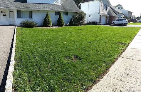 Photo of 15 Falcon Lane, Levittown, NY 11756 (MLS # 986513)