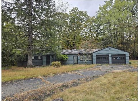 Homes For Sale - 3 Edgebrook Lane<br/> Airmont, NY 10952