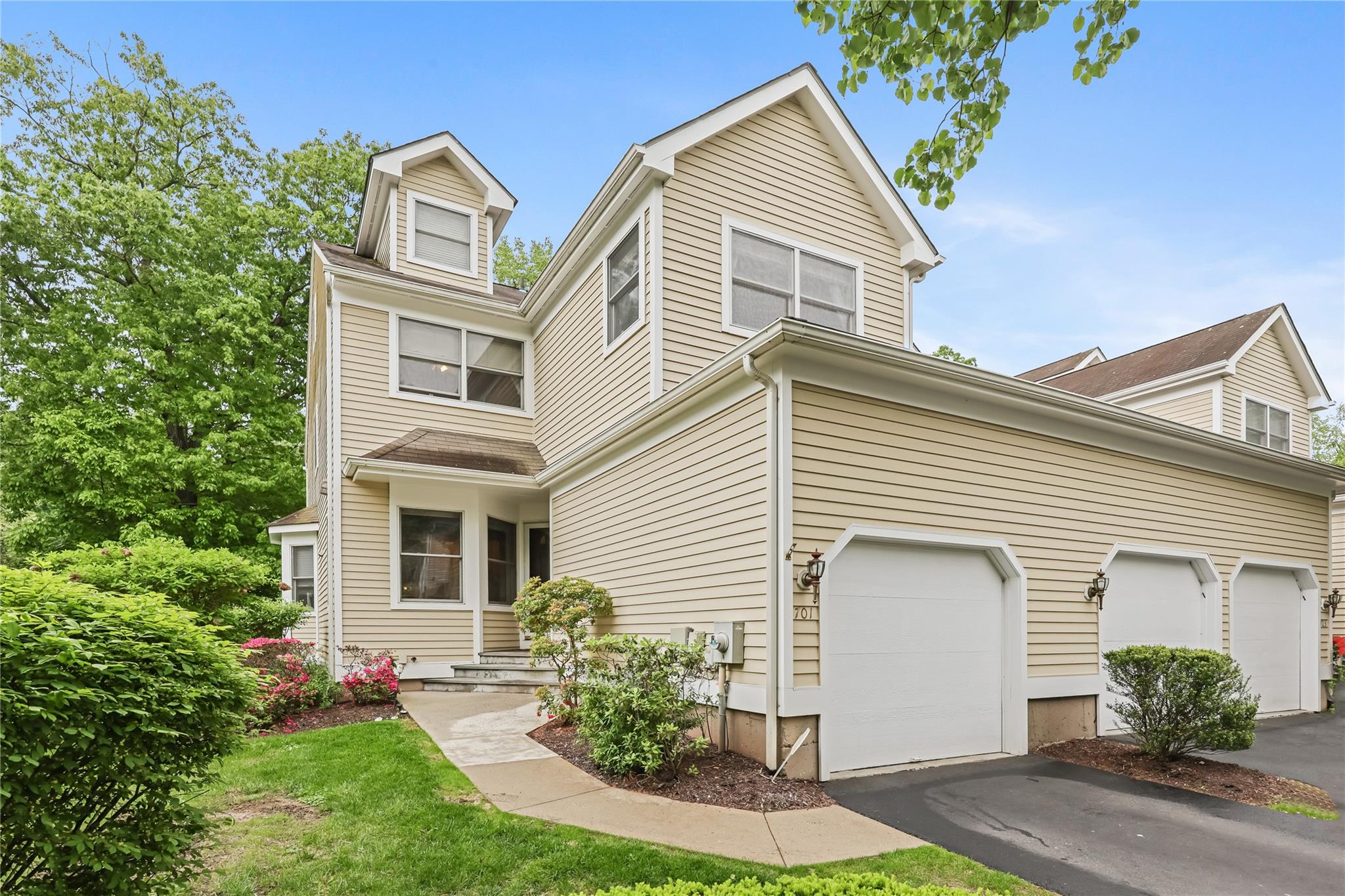 Pheasant Woods Road, Briarcliff Manor, New York - 3 Bedrooms  
4 Bathrooms  
8 Rooms - 