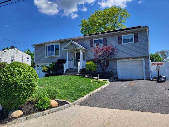 6 Holiday Park Drive, Centereach, New York image 1