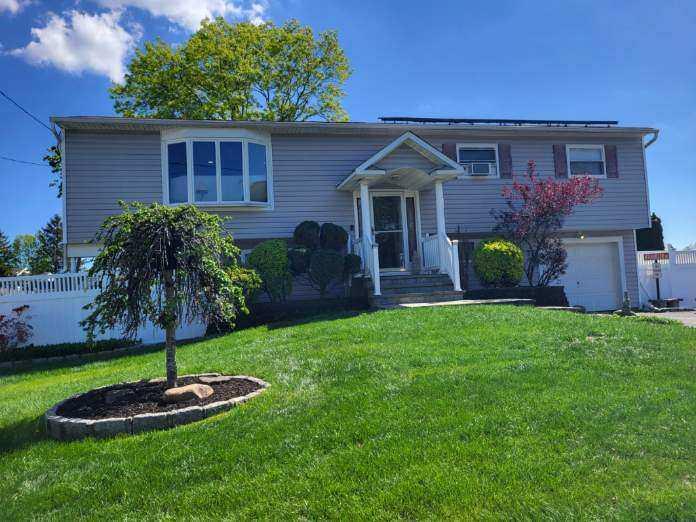 6 Holiday Park Drive, Centereach, New York image 2