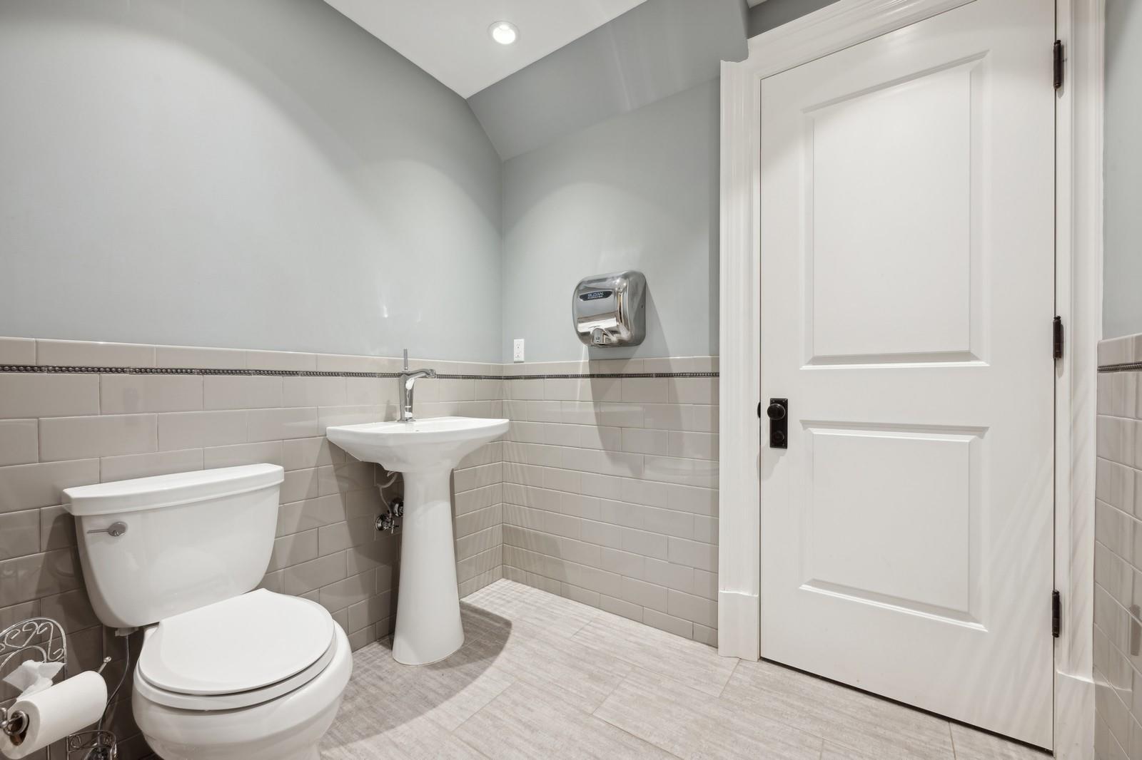 86 4th Street, Garden City, New York image 38