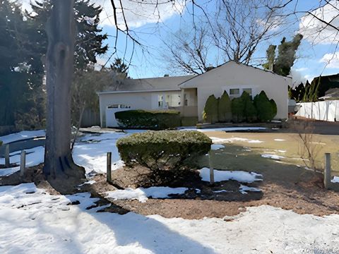 Photo of 206 Edwards Avenue, Sayville, NY 11782 (MLS # 923333)