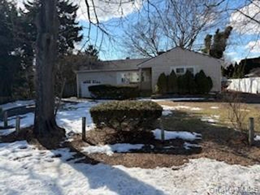 Photo of 206 Edwards Avenue, Sayville, NY 11782 (MLS # 923333)