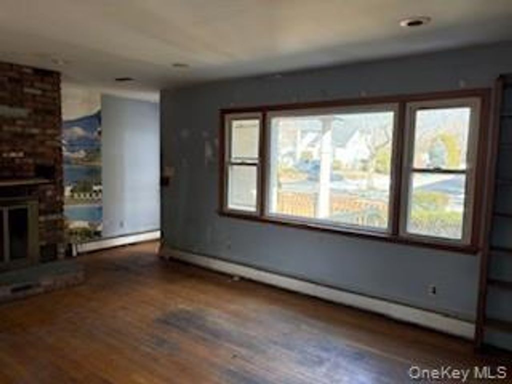 Photo of 206 Edwards Avenue, Sayville, NY 11782 (MLS # 923333)