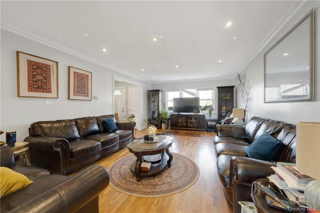 Mamaroneck, New York 10543, United States, 3 Bedrooms Bedrooms, ,3 BathroomsBathrooms,Residential,Active,248613