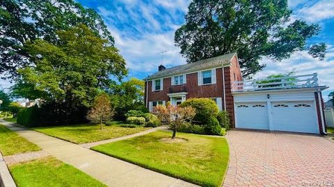 Photo of 134 Fonda Road, Rockville Centre, NY 11570 (MLS # 905534)