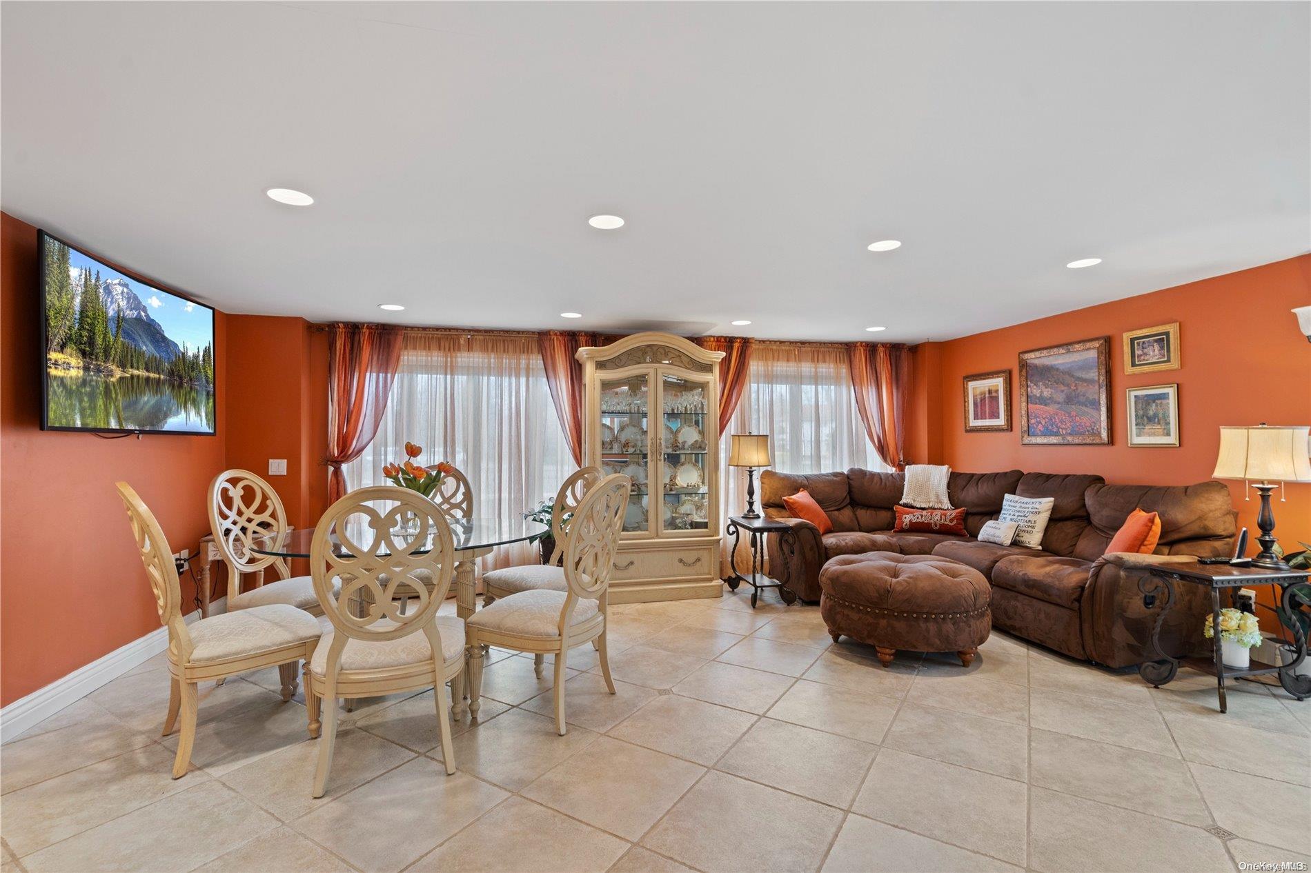 18 Melbourne Lane, Old Bethpage, New York image 8