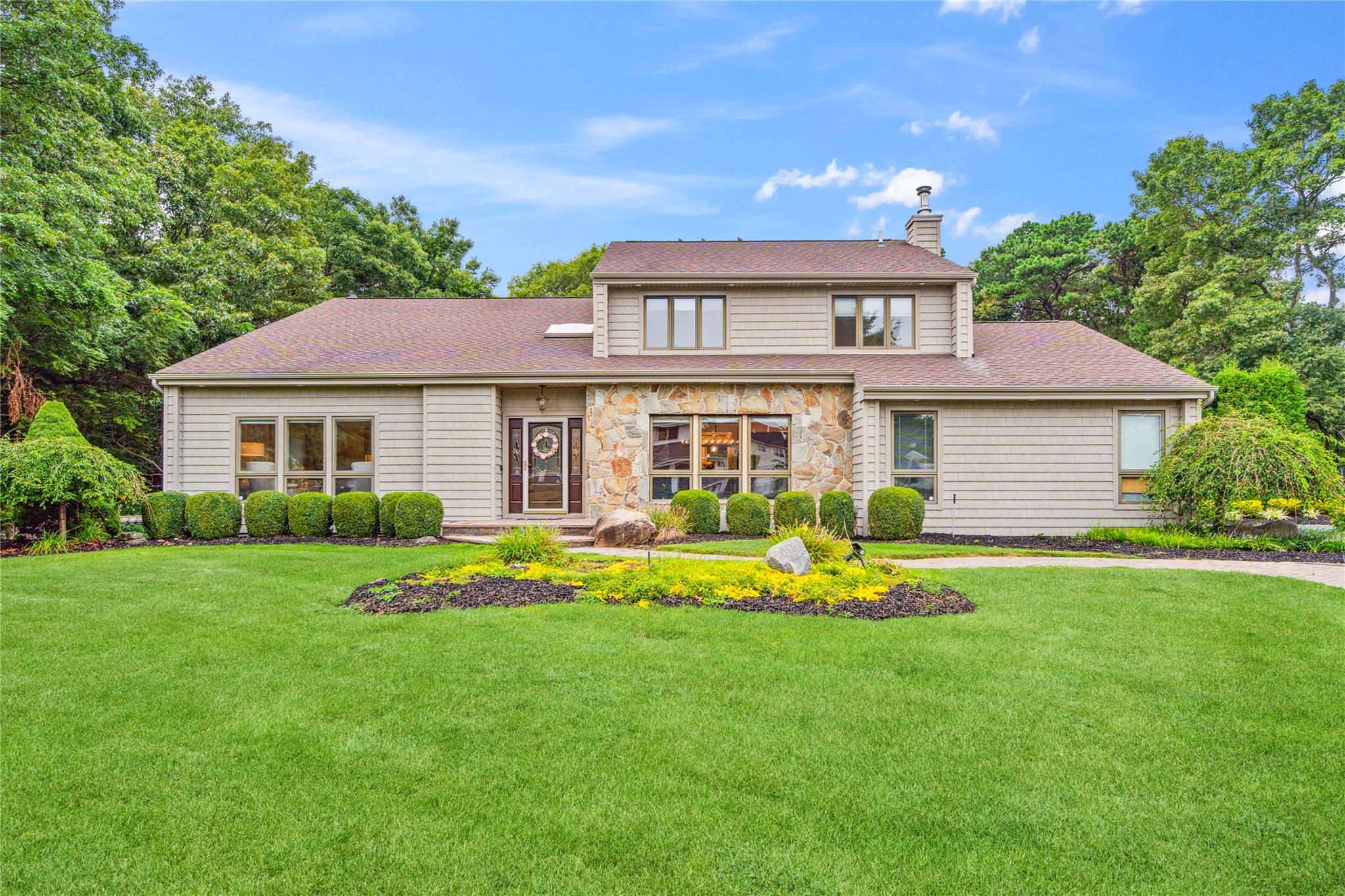 Annandale Road, Commack, Hamptons, NY - 5 Bedrooms  
4 Bathrooms - 