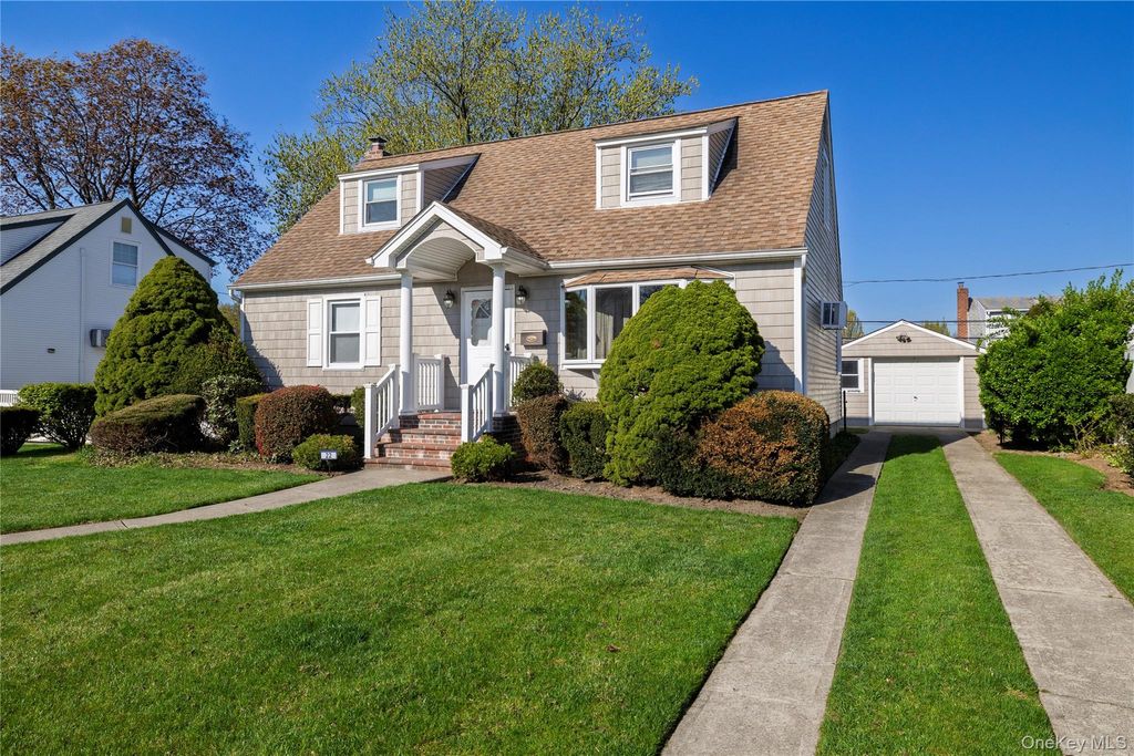 Photo of 22 Hitchcock Lane, Farmingdale, NY 11735 (MLS # 986053)