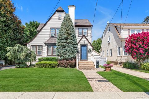 Photo of 59 Manor Road, Lynbrook, NY 11563 (MLS # 905682)