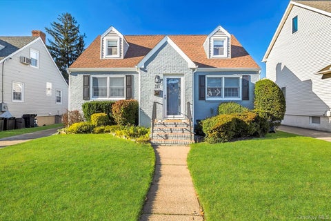 Photo of 18 Dorothy Place, Lynbrook, NY 11563 (MLS # 1064535)