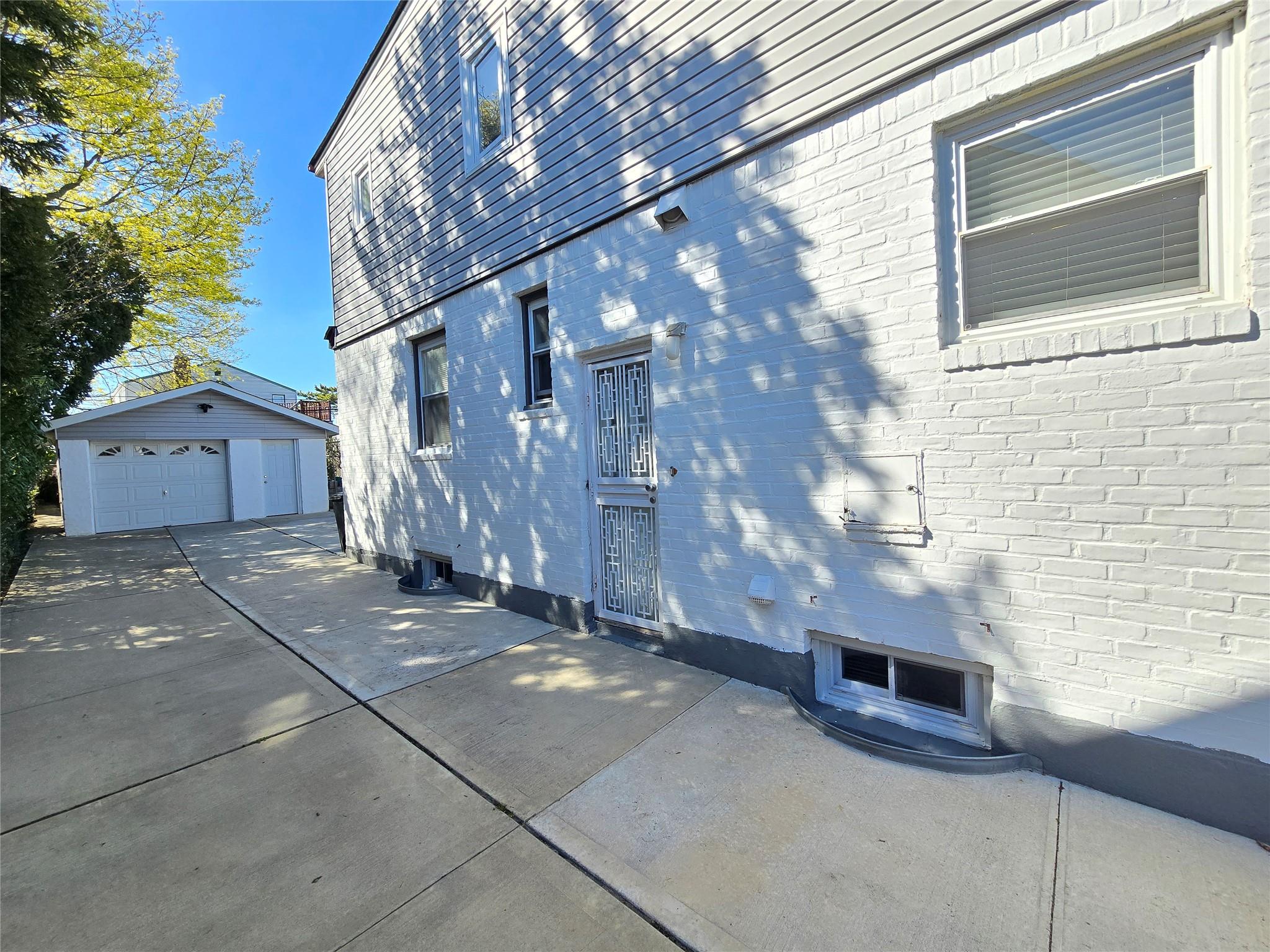 118-18 230 Street St, Cambria Heights, New York image 17
