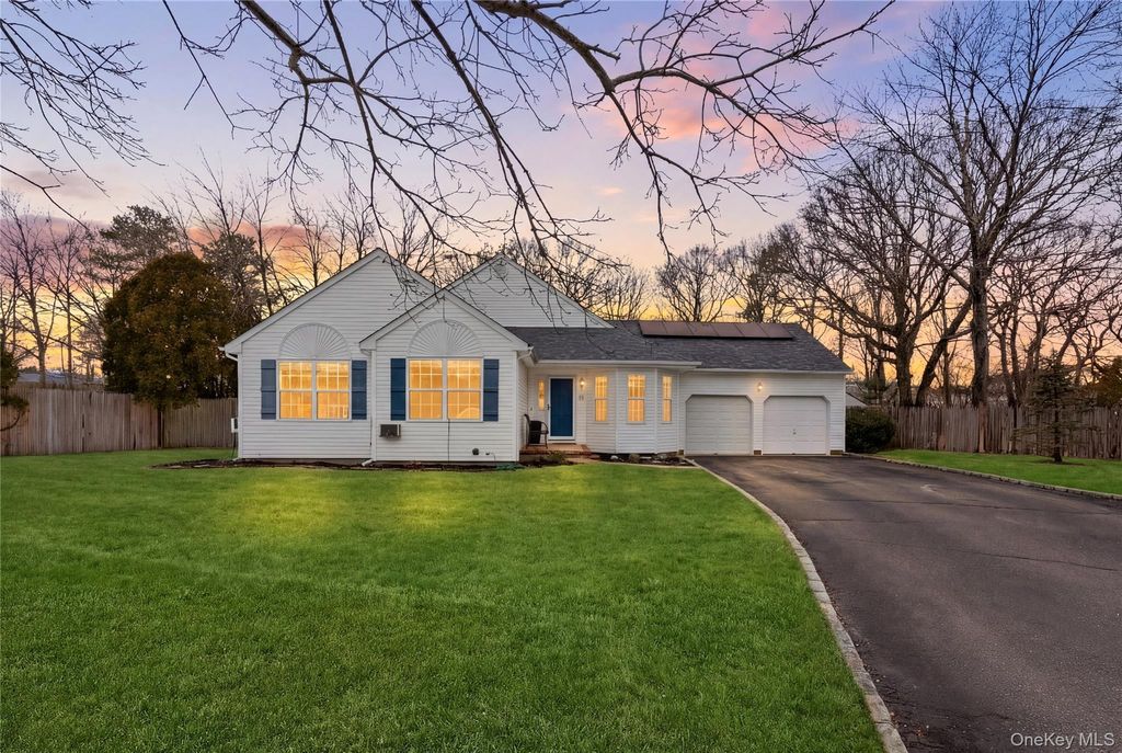 Photo of 8 Lucy Court, Patchogue, NY 11772 (MLS # 968971)