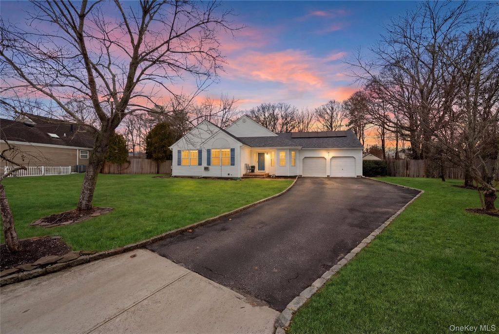 Photo of 8 Lucy Court, Patchogue, NY 11772 (MLS # 968971)