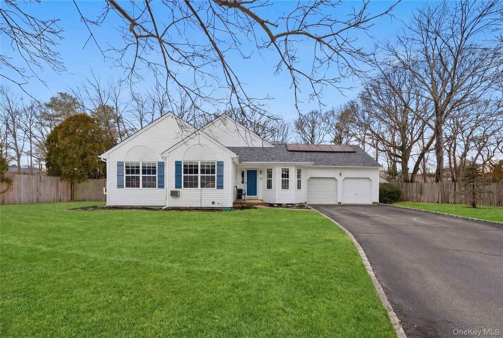 Photo of 8 Lucy Court, Patchogue, NY 11772 (MLS # 968971)