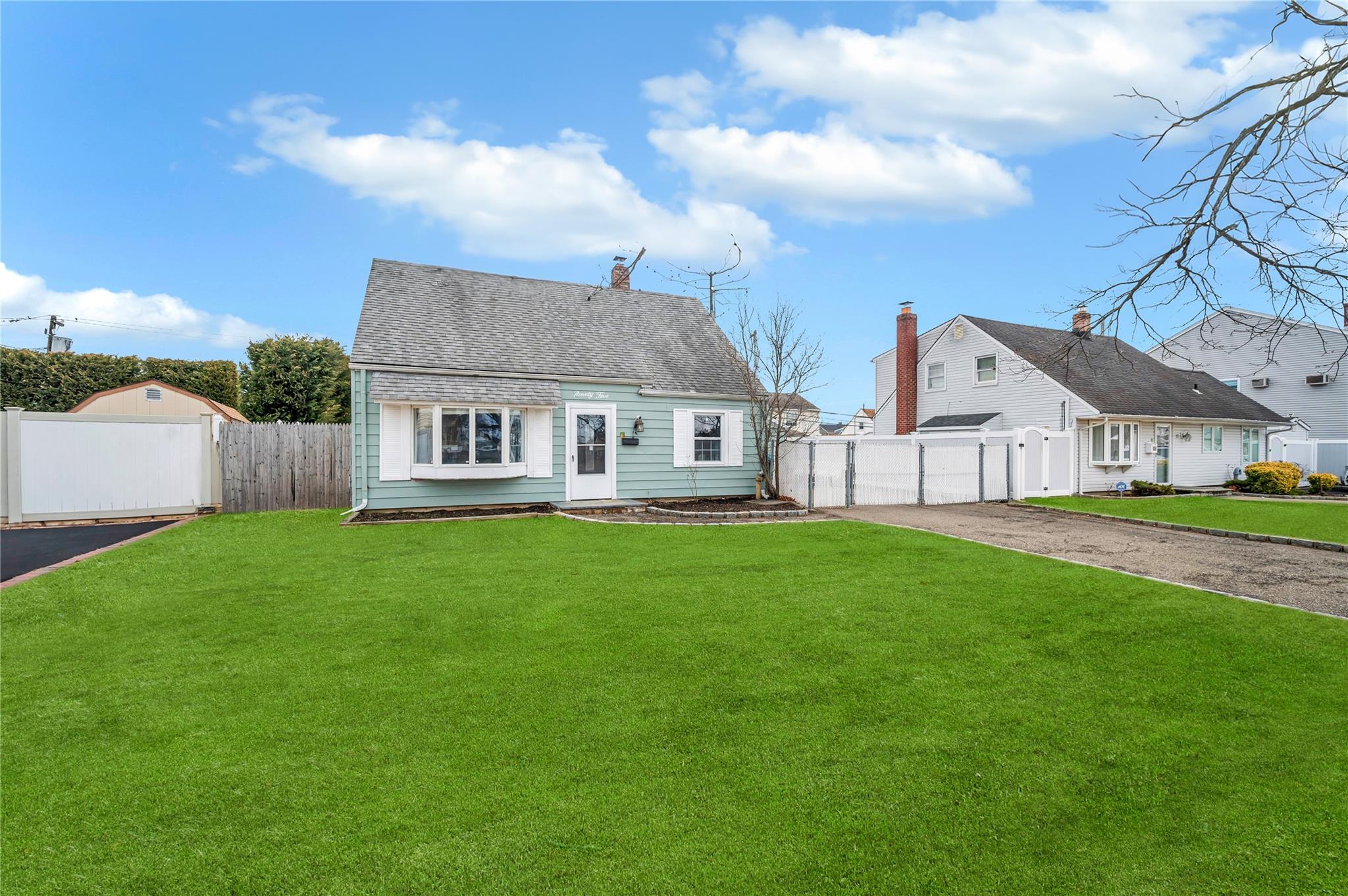 95 Saddle Lane, Levittown, New York image 2