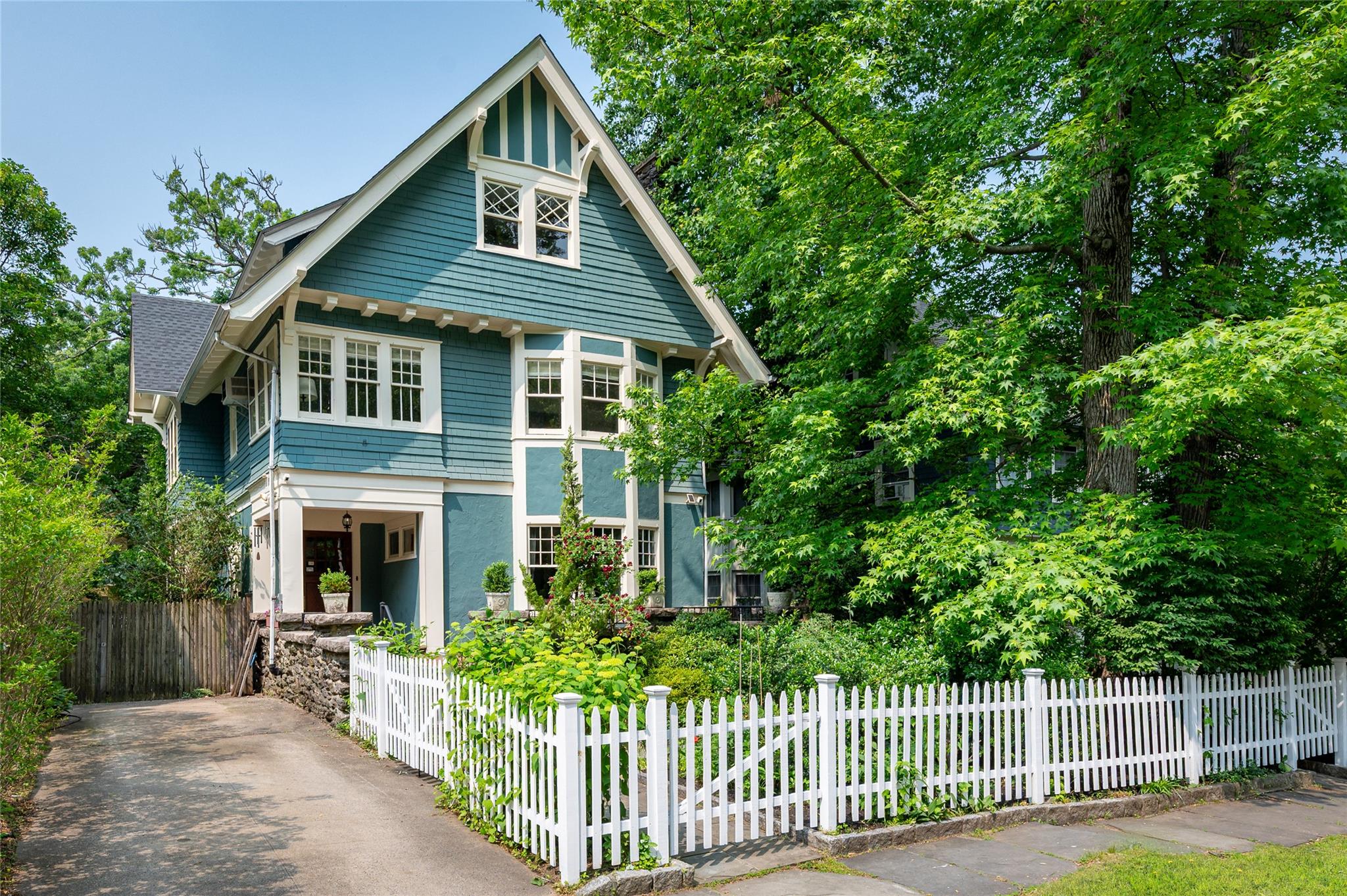 Park Hill Avenue, Yonkers, New York - 4 Bedrooms  
4.5 Bathrooms  
8 Rooms - 