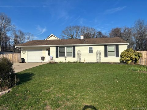 Homes For Sale - 39 Sundial Lane<br/> Bellport, NY 11713