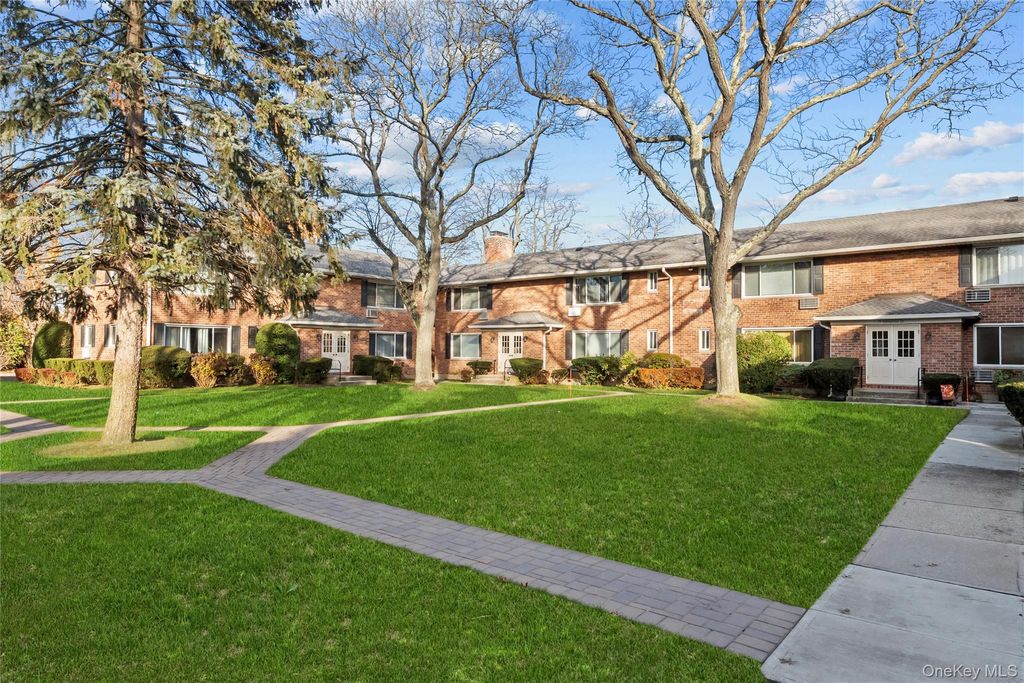 Photo of 51 Edmunton Drive #F17, North Babylon, NY 11704 (MLS # 943265)