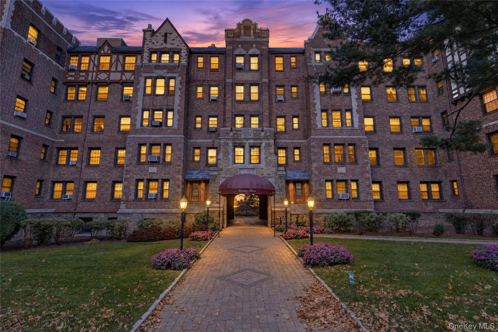 Photo of 23 Old Mamaroneck Rd RD #2C, White Plains, NY 10605 (MLS # 1066679)