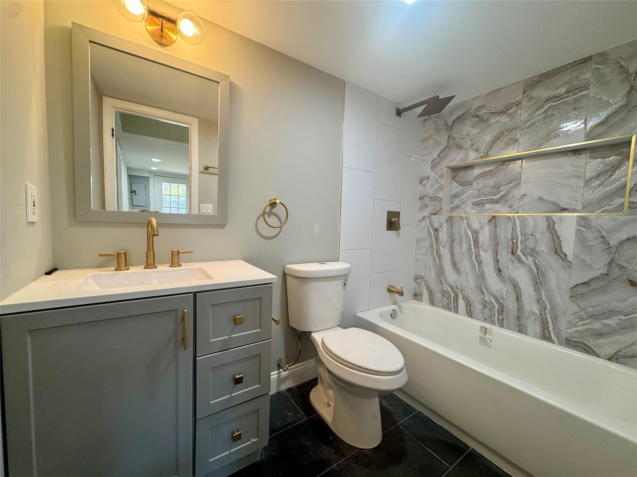28 Snowberry Lane, Islandia, New York image 1