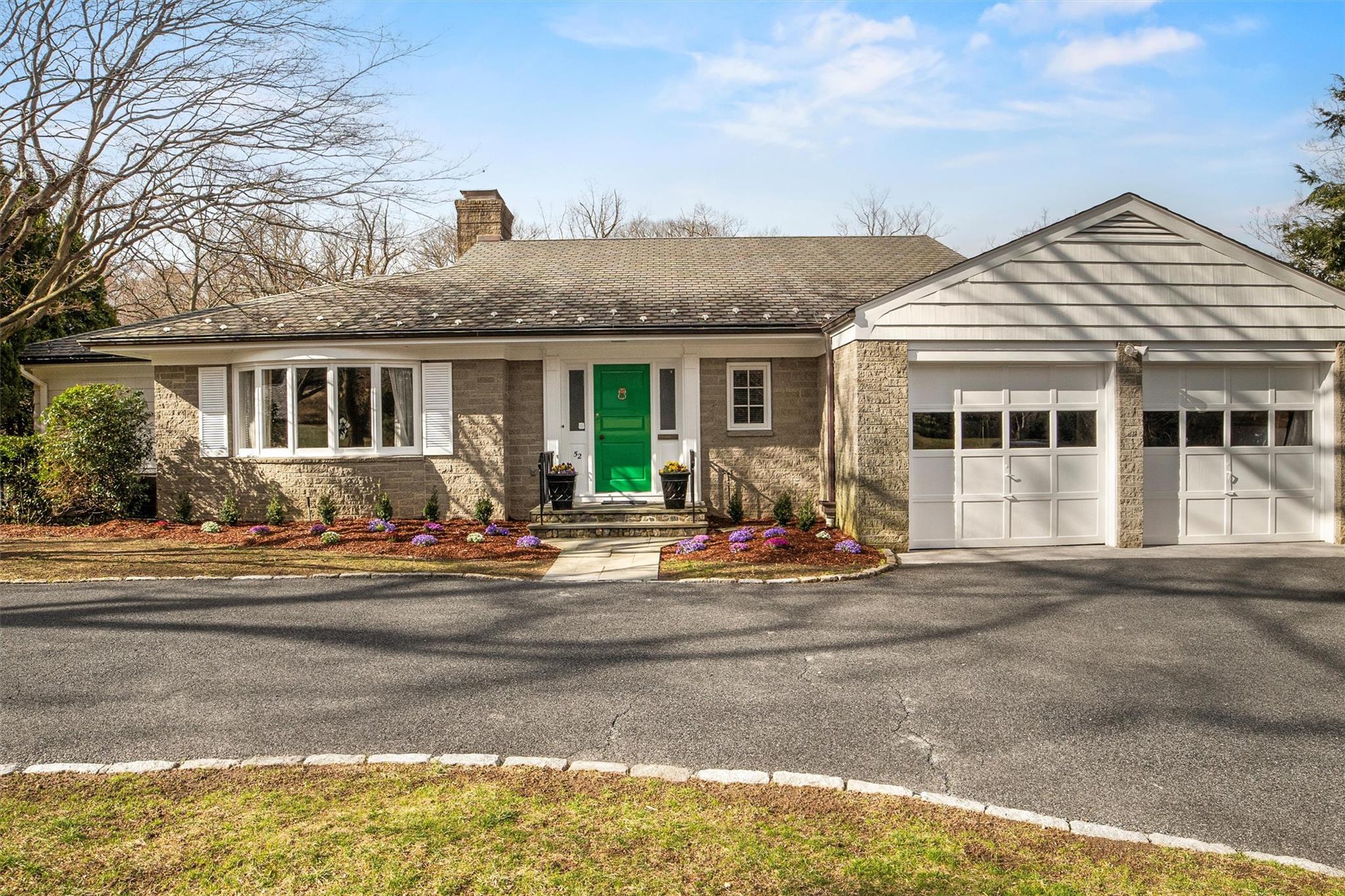 Oakledge Road, Bronxville, New York - 4 Bedrooms  
5 Bathrooms  
8 Rooms - 