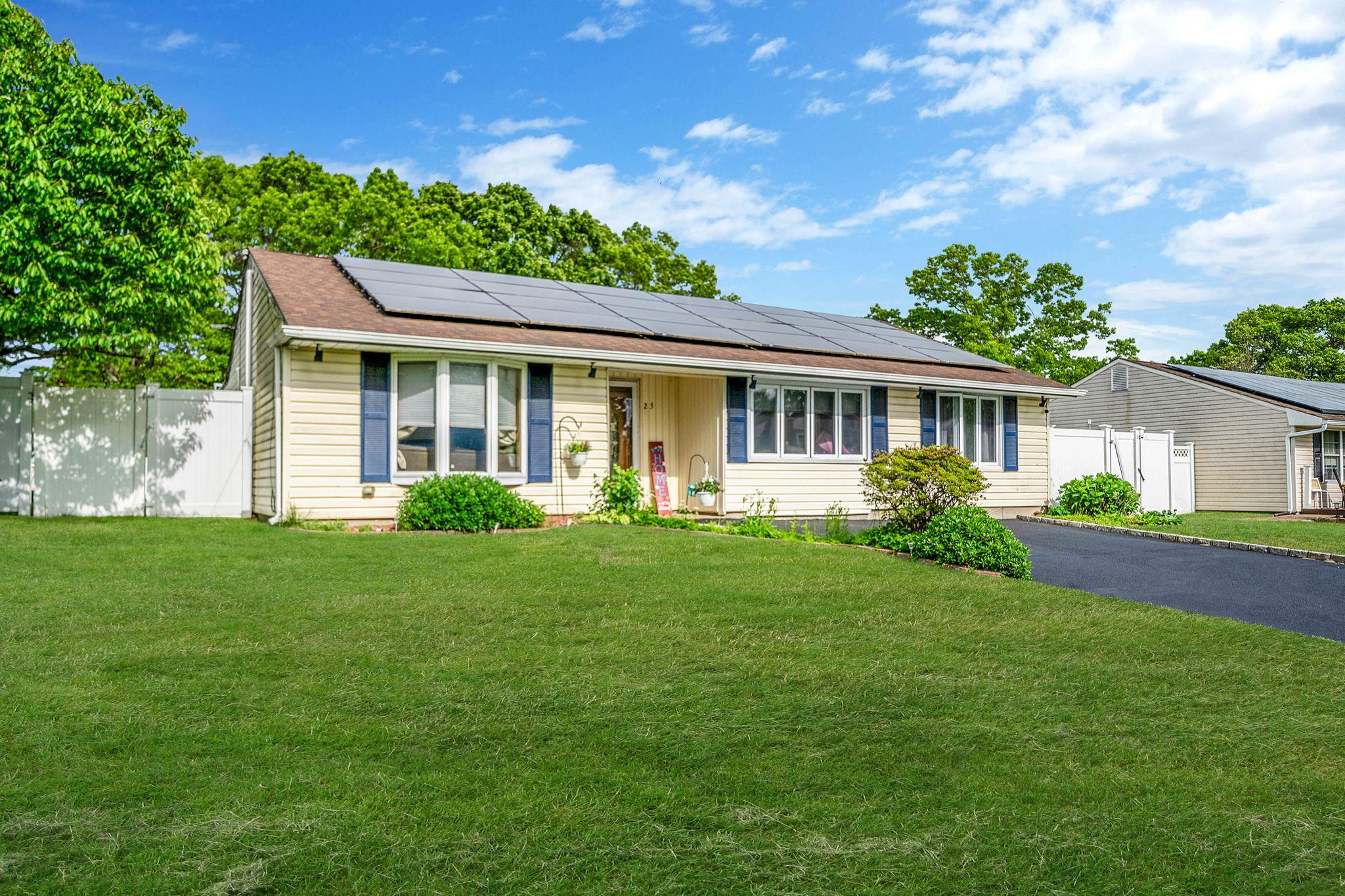25 Biscayne Drive, Selden, New York image 2