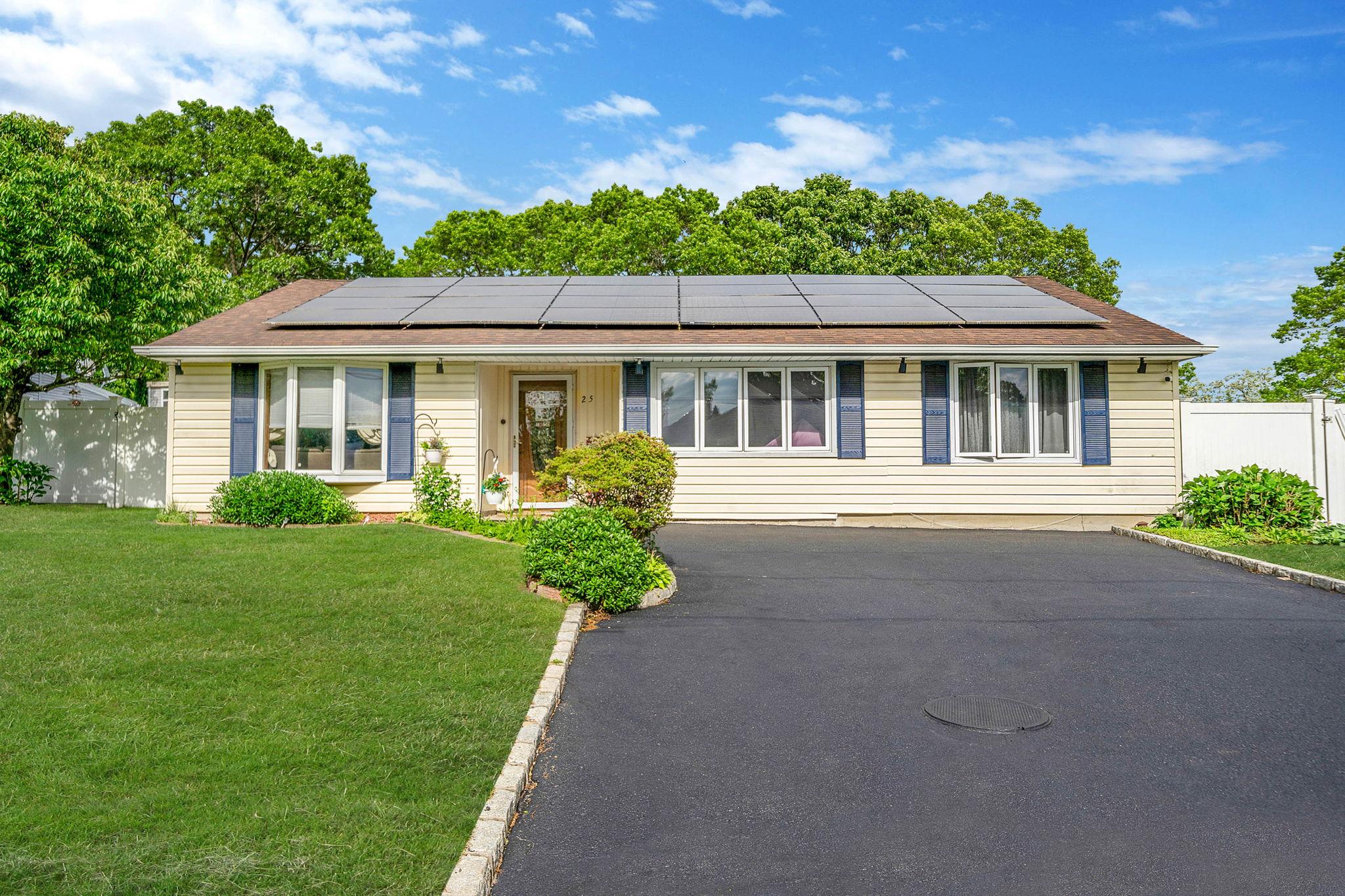25 Biscayne Drive, Selden, New York image 1