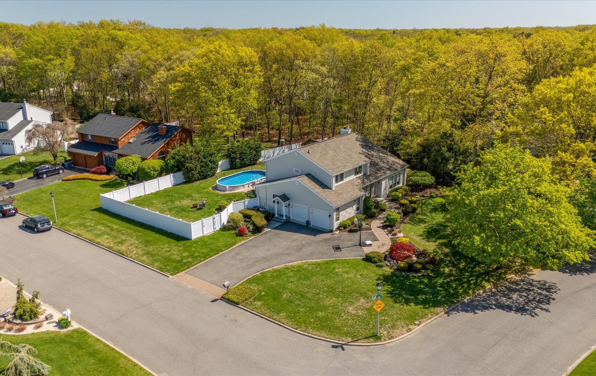 17 Riesling Court, Commack, New York image 2