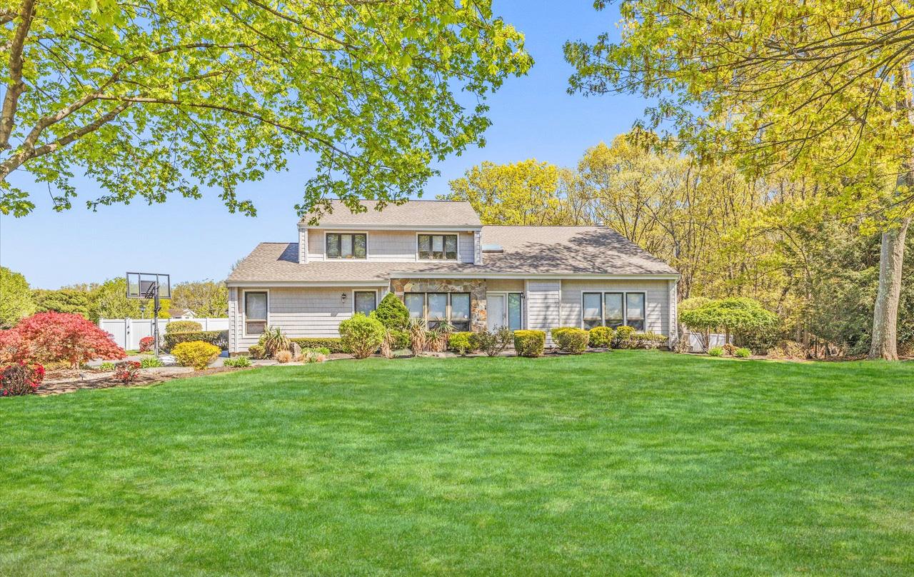 Riesling Court, Commack, Hamptons, NY - 5 Bedrooms  
3 Bathrooms - 