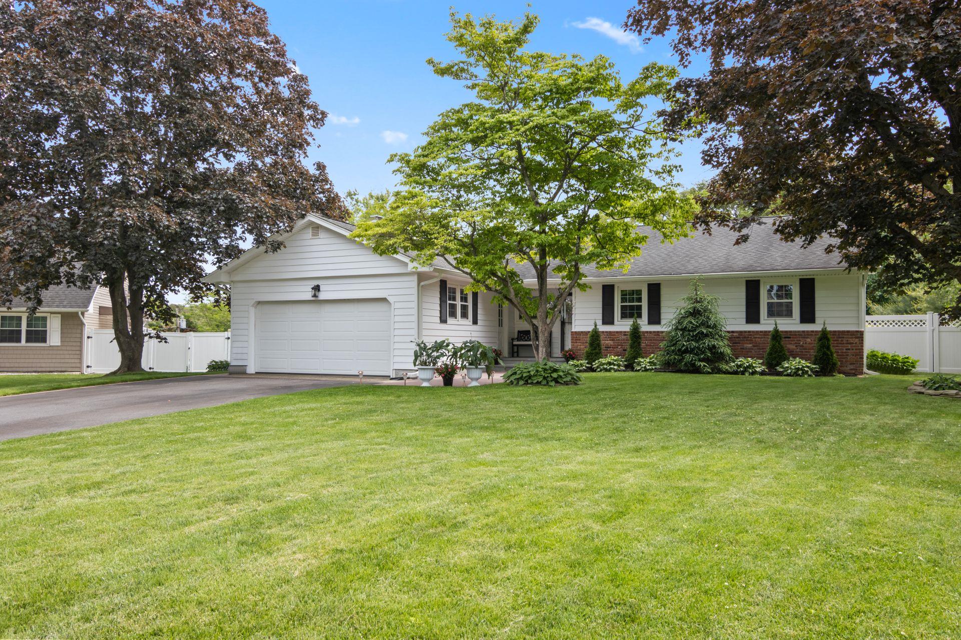 18 Chivalry Lane, Nesconset, New York image 1
