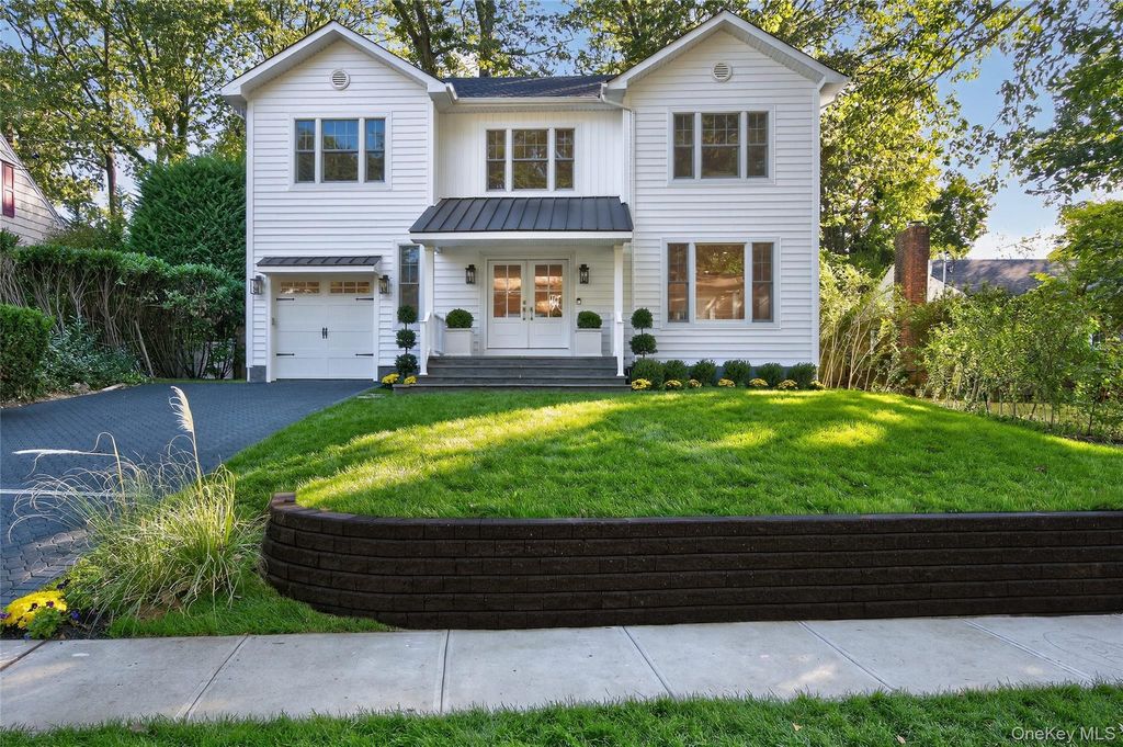 Photo of 5 Pepperday Avenue, Port Washington, NY 11050 (MLS # 904417)