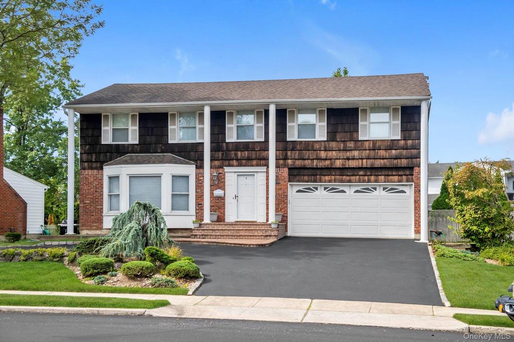 Photo of 4 Carriage Road, Roslyn, NY 11576 (MLS # 907905)
