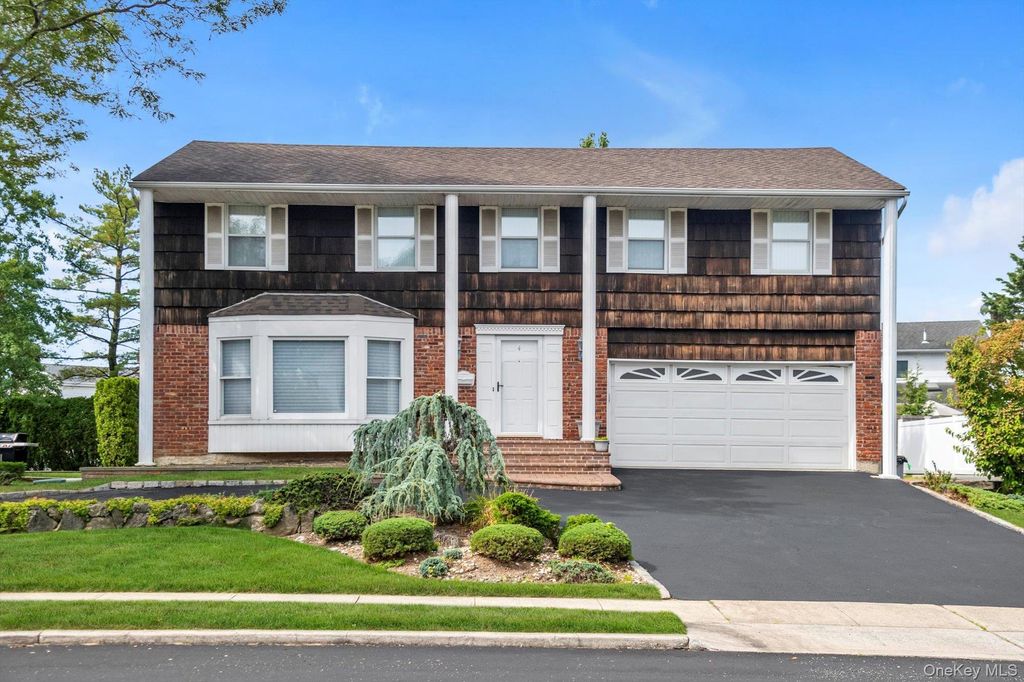 Photo of 4 Carriage Road, Roslyn, NY 11576 (MLS # 907905)