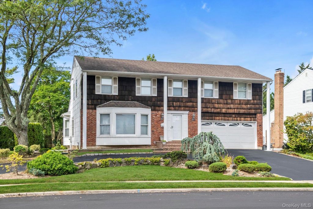 Photo of 4 Carriage Road, Roslyn, NY 11576 (MLS # 907905)