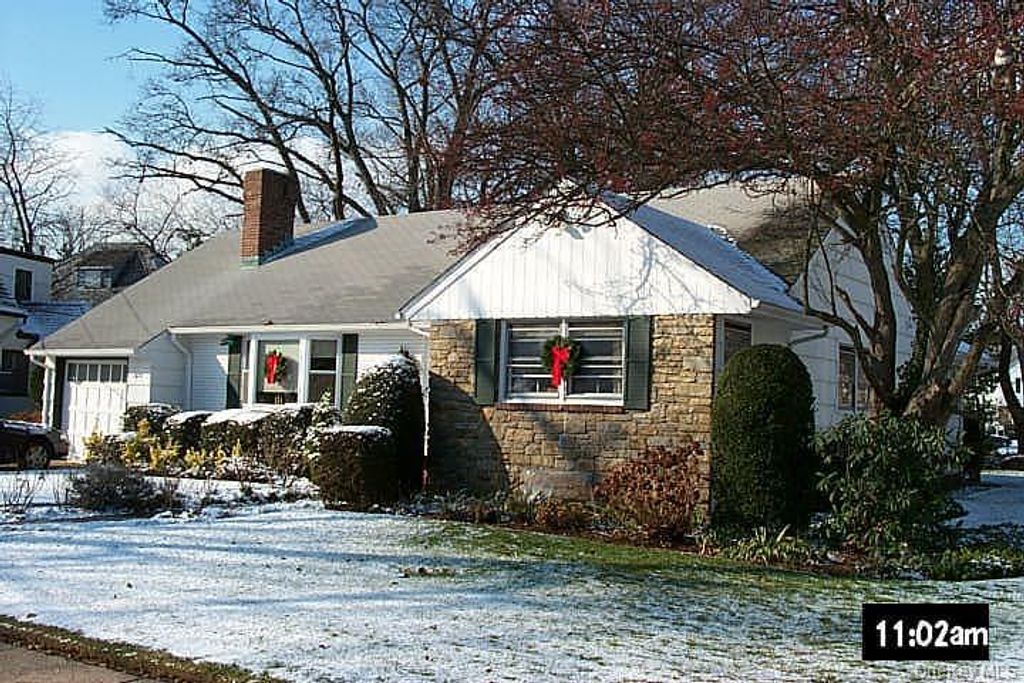 Photo of 1620 Blenheim Road, Rockville Centre, NY 11570 (MLS # 923418)