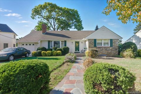 Photo of 1620 Blenheim Road, Rockville Centre, NY 11570 (MLS # 923418) Photo of 1620 Blenheim Road, Rockville Centre, NY 11570 (MLS # 923418)