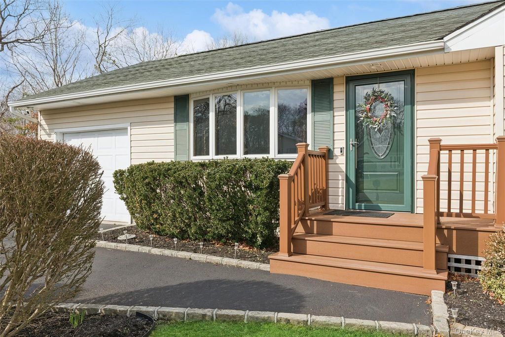 Photo of 140 Oak Street, Medford, NY 11763 (MLS # 977250)