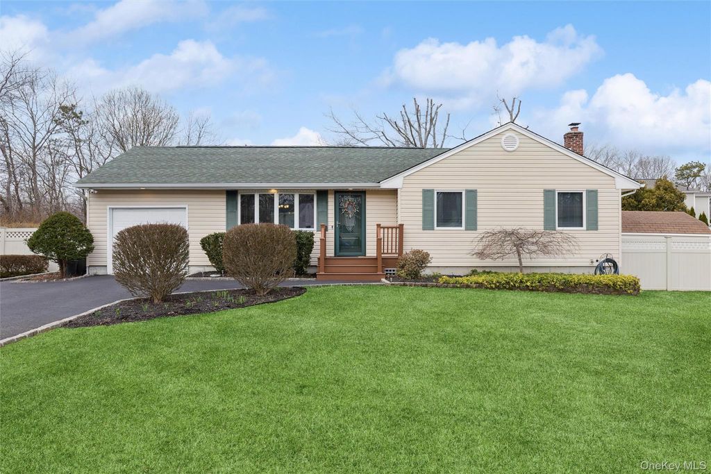 Photo of 140 Oak Street, Medford, NY 11763 (MLS # 977250)