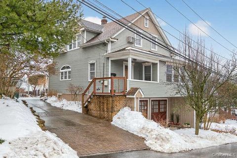 Homes For Sale - 28 Jane Street<br/> Roslyn Heights, NY 11577