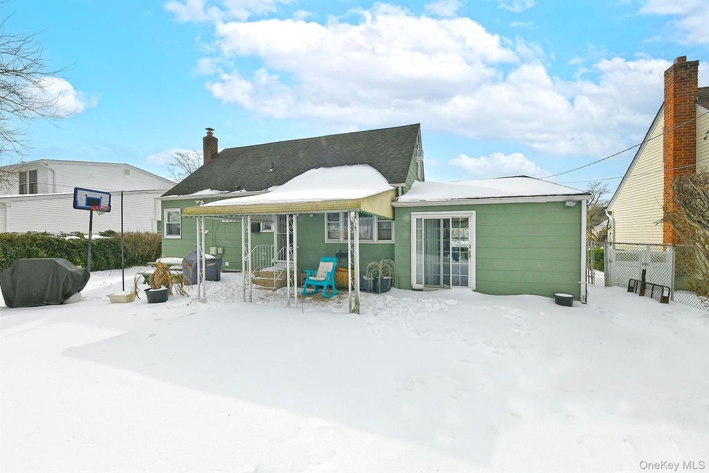 Photo of 325 Cayuga Avenue, East Meadow, NY 11554 (MLS # 958435)