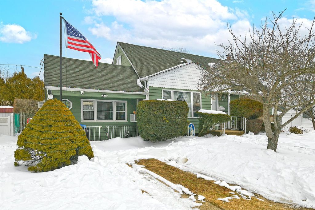 Photo of 325 Cayuga Avenue, East Meadow, NY 11554 (MLS # 958435)