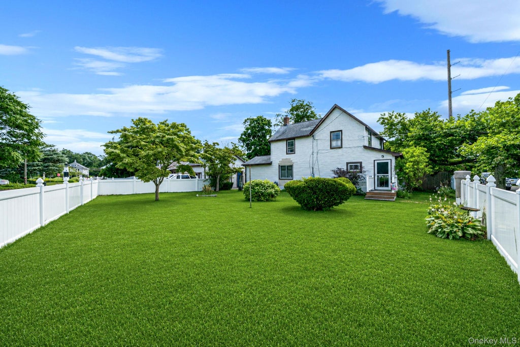 Photo of 117 N Clinton Avenue, Bay Shore, NY 11706 (MLS # 1025441)