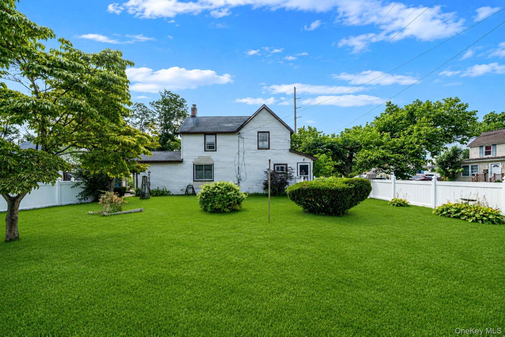 Photo of 117 N Clinton Avenue, Bay Shore, NY 11706 (MLS # 1025441)